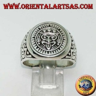 Bague en argent représentant la pierre du soleil (monolithe aztèque)