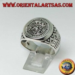 Anillo de plata que representa la piedra del sol (monolito azteca)