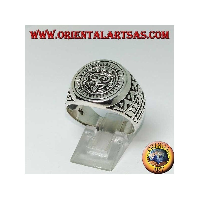 Bague en argent représentant la pierre du soleil (monolithe aztèque)
