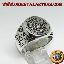 Bague en argent représentant la pierre du soleil (monolithe aztèque)