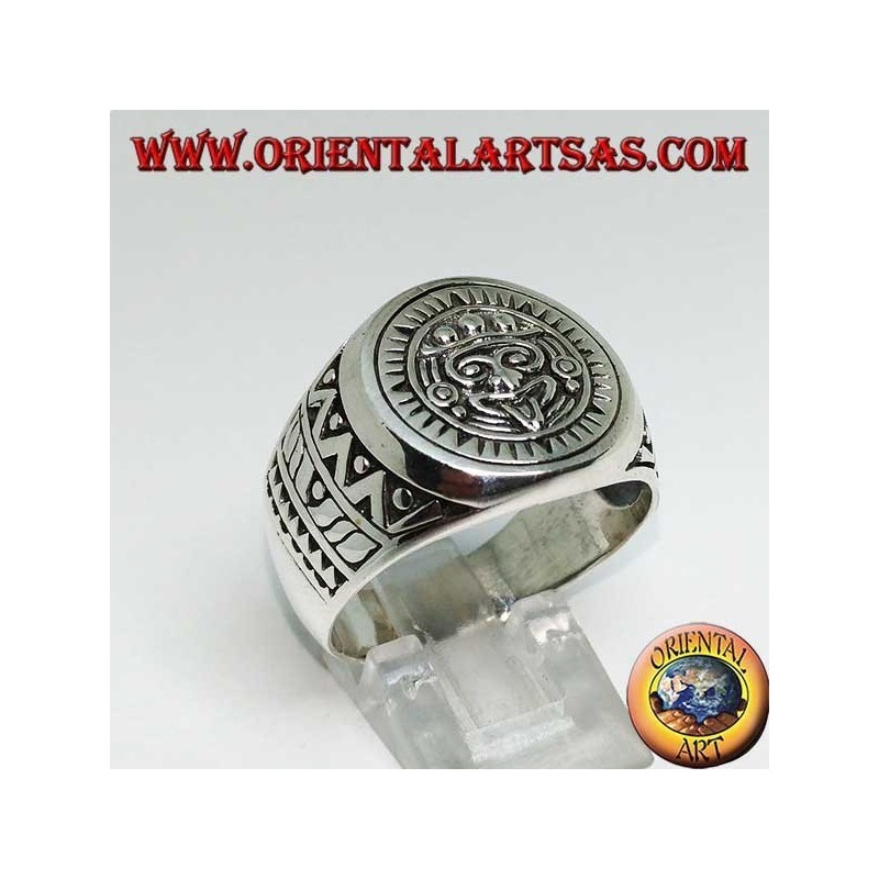 Bague en argent représentant la pierre du soleil (monolithe aztèque)