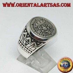 Anillo de plata que representa la piedra del sol (monolito azteca)