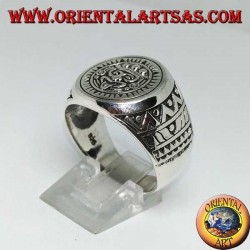 Anillo de plata que representa la piedra del sol (monolito azteca)
