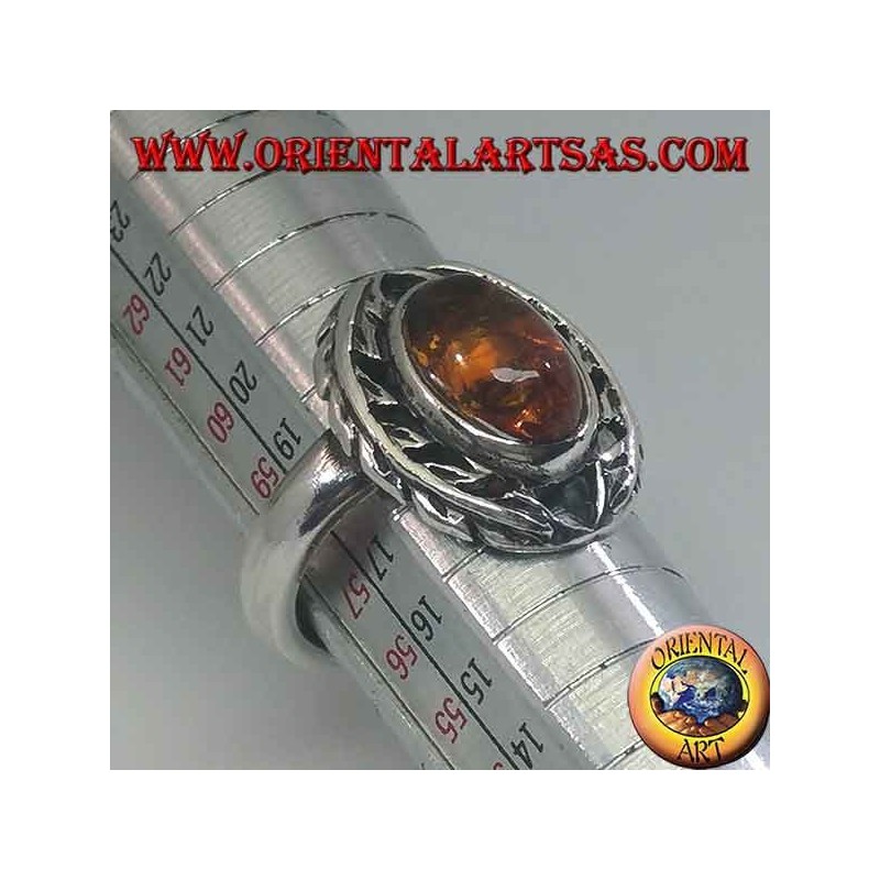 Anello in argento con ambra ovale contornata da foglie d'alloro