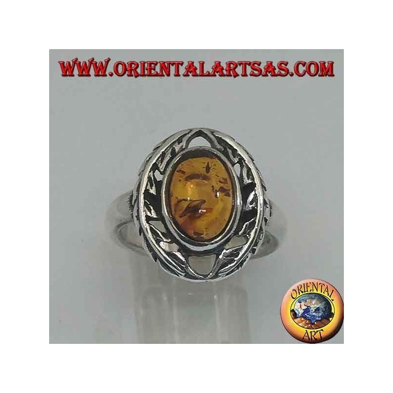 Anello in argento con ambra ovale contornata da foglie d'alloro