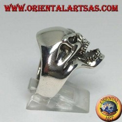 Anillo de plata con calavera agresiva