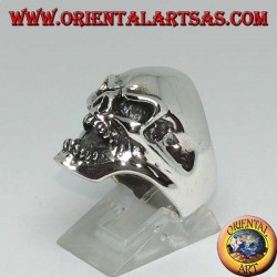 Anillo de plata con calavera agresiva