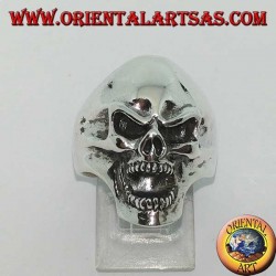 Anillo de plata con calavera agresiva