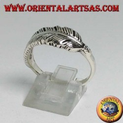 Anillo de plata con forma de pluma india