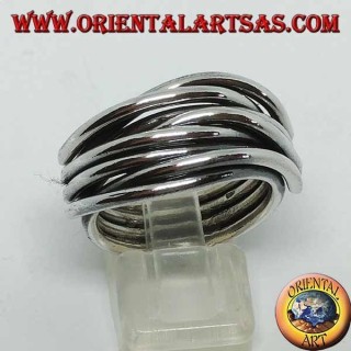 Anillo de plata con hilos entrelazados.