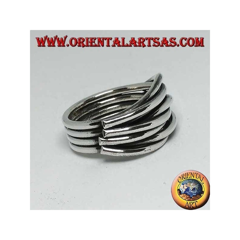 Anillo de plata con hilos entrelazados.