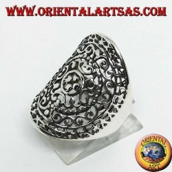 Anillo ovalado de plata calado con decoraciones barrocas