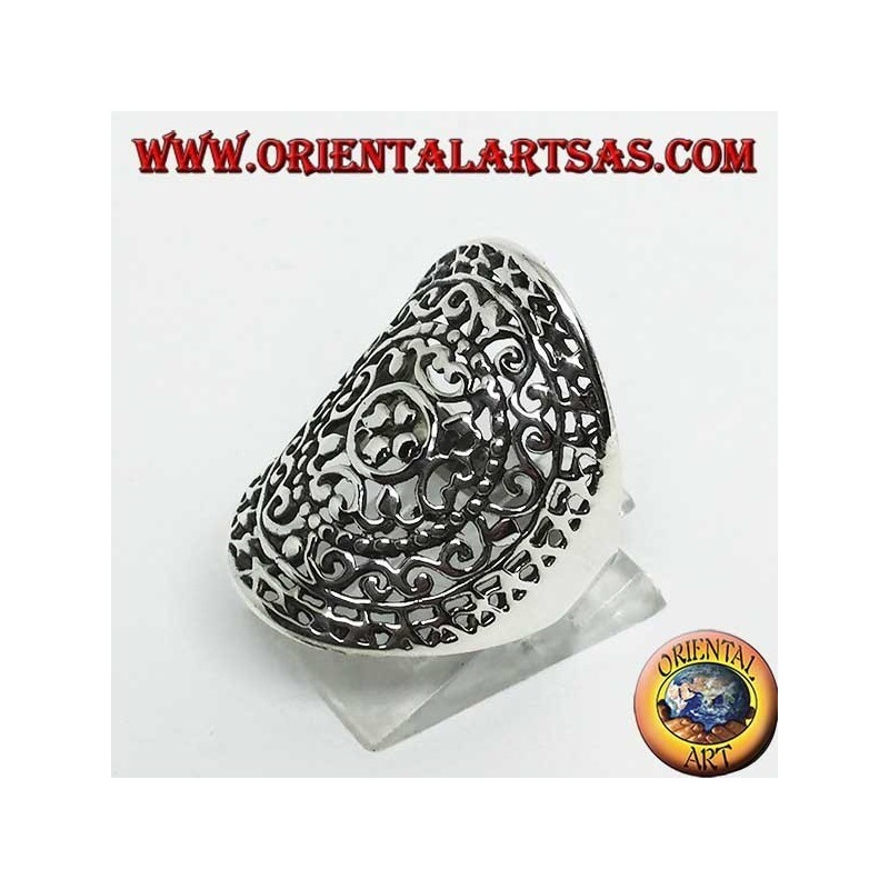 Bague ovale ajourée en argent à décor baroque