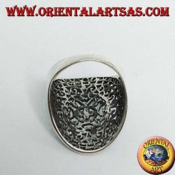 Openwork oval silver ring with baroque decorations
