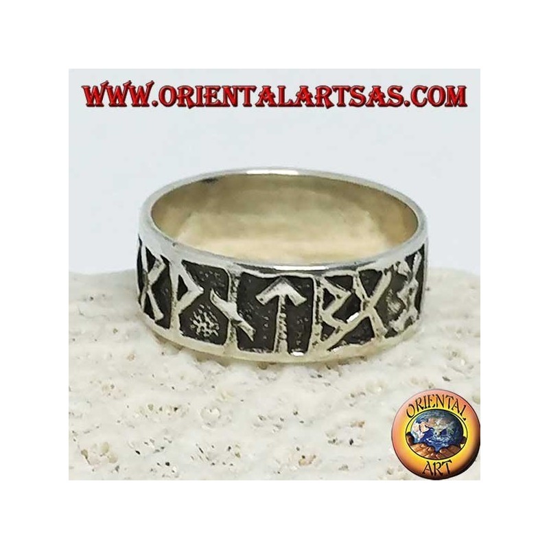 Anello in argento a fascia larga da 8 mm. con rune celtiche a bassorilievo