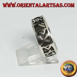 Bague en argent à large bande de 8 mm. avec runes celtiques en bas relief