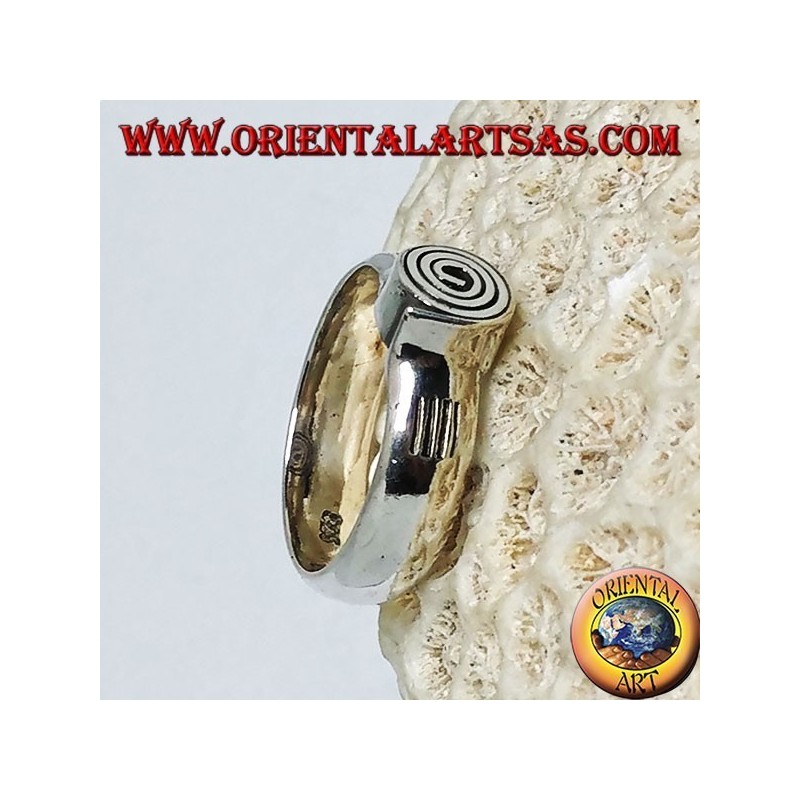 Anillo de plata con espiral central hecha a mano.