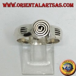 Anillo de plata con espiral central hecha a mano.