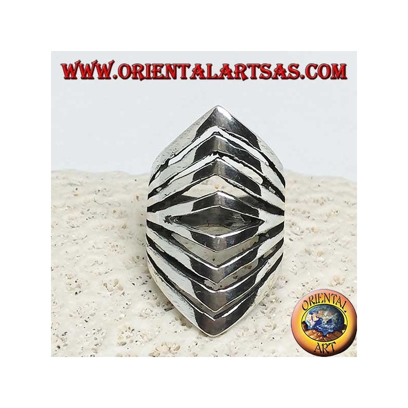 Silver ring with progressive rhombus carvings