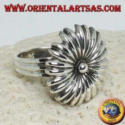 Daisy-shaped silver ring
