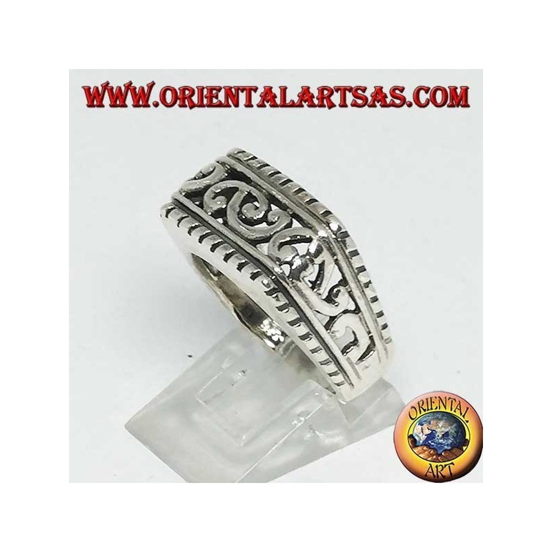 Anillo horizontal rectangular de plata con decoraciones barrocas caladas