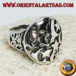 Anillo redondo de plata calado con estrellas y lunas.