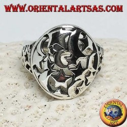 Anillo redondo de plata calado con estrellas y lunas.