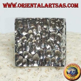 Anello in argento quadrato concavo e martellato grande
