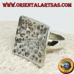 Großer konkaver und gehämmerter quadratischer Silberring