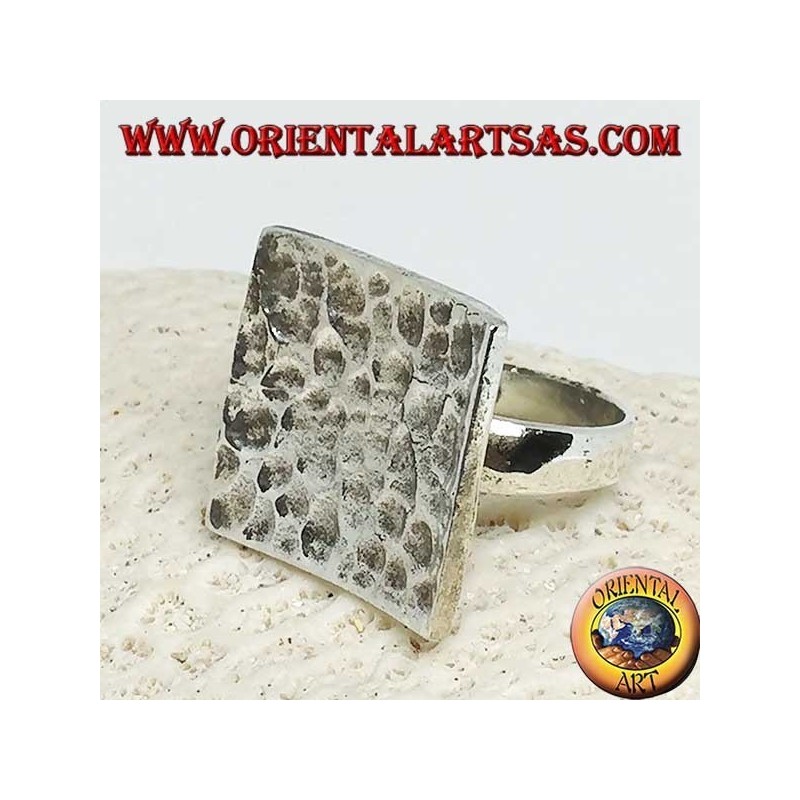Grande bague carrée concave et martelée en argent