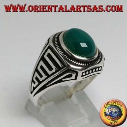 Anillo de plata con cabujón de ágata verde ovalada y ondas de bajo relieve en los lados.
