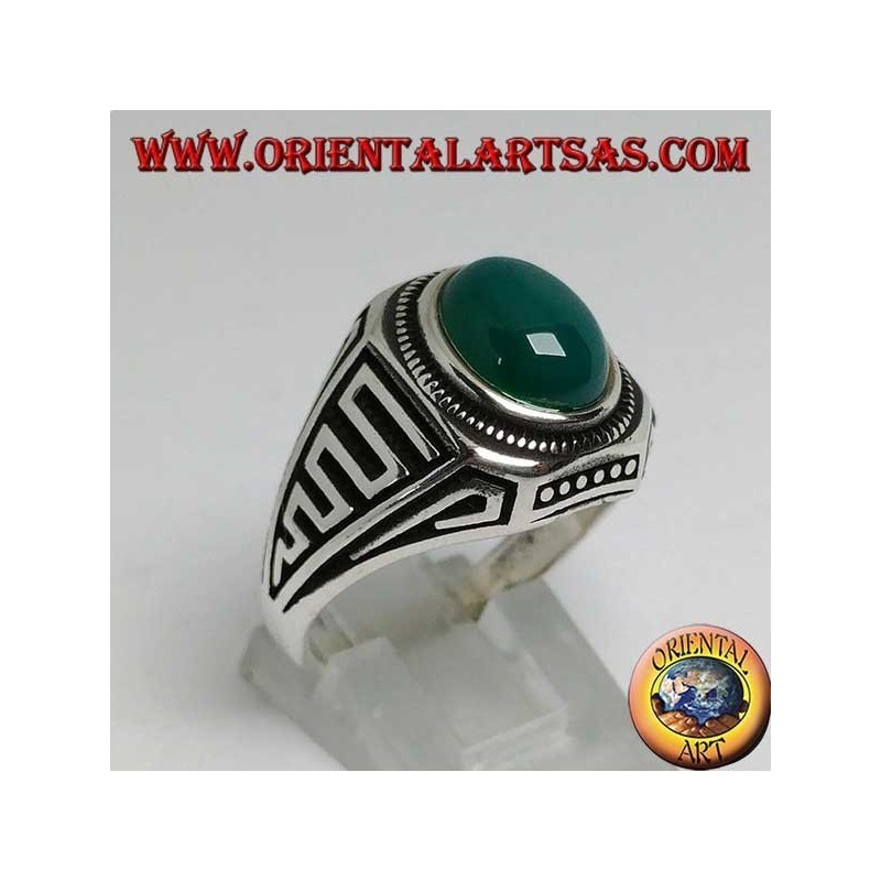 Bague en argent avec cabochon en agate verte ovale et vagues en bas relief sur les côtés