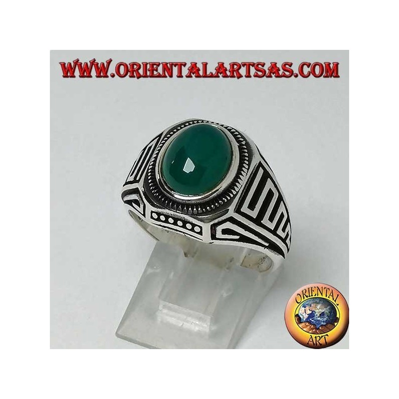 Anello in argento con agata verde ovale a cabochon e onde in bassorilievo sui lati