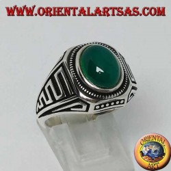 Anillo de plata con cabujón de ágata verde ovalada y ondas de bajo relieve en los lados.