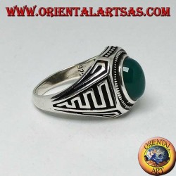 Anillo de plata con cabujón de ágata verde ovalada y ondas de bajo relieve en los lados.