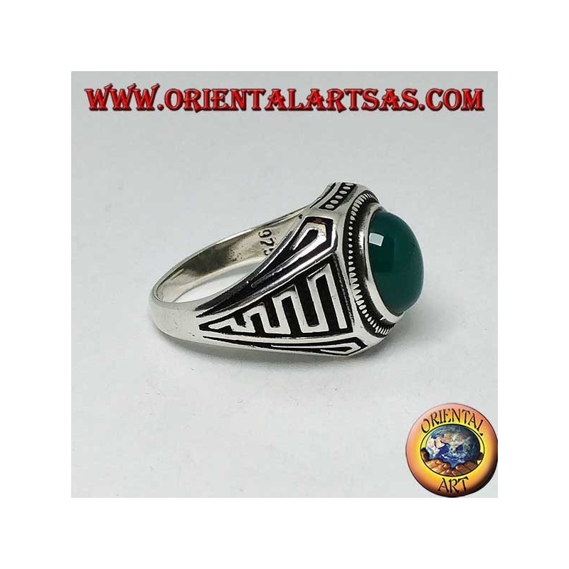 Anillo de plata con cabujón de ágata verde ovalada y ondas de bajo relieve en los lados.