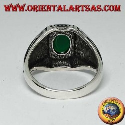 Anillo de plata con cabujón de ágata verde ovalada y ondas de bajo relieve en los lados.