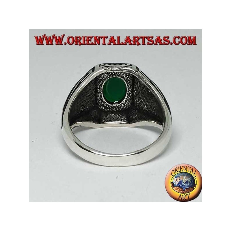 Anello in argento con agata verde ovale a cabochon e onde in bassorilievo sui lati
