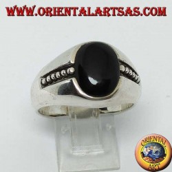 silberner Ring mit ovalem Onyx und Basreliefpunkten an den Seiten