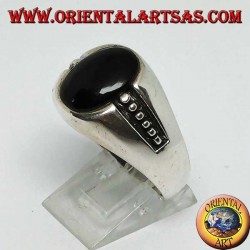 bague en argent avec onyx ovale et points en bas-relief sur les côtés