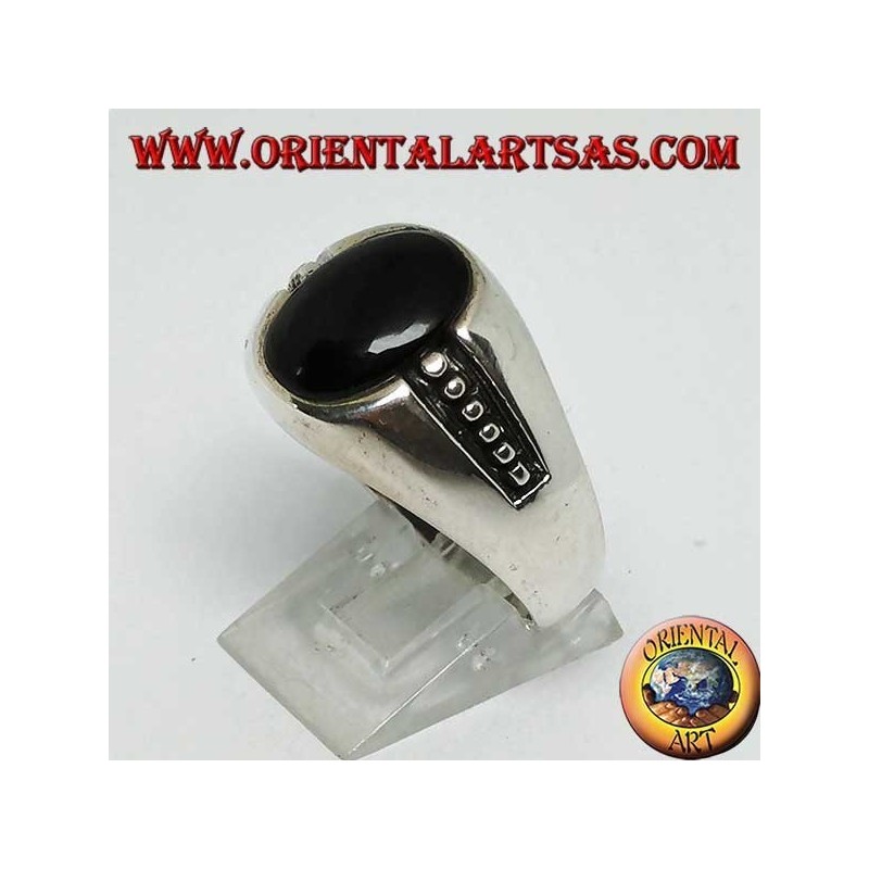 silberner Ring mit ovalem Onyx und Basreliefpunkten an den Seiten