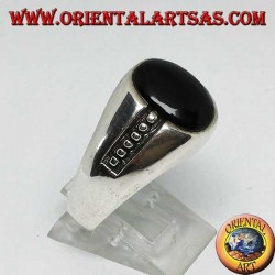 anillo de plata con ónix ovalado y puntos de bajorrelieve en los costados