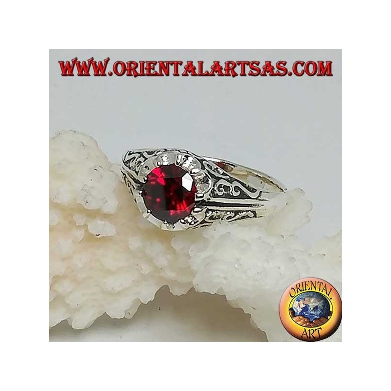 Anello in argento intarsiato con zircone color granato incastonato 