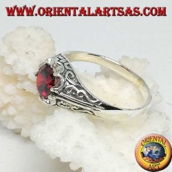 Anillo de plata con incrustaciones con circonita color granate