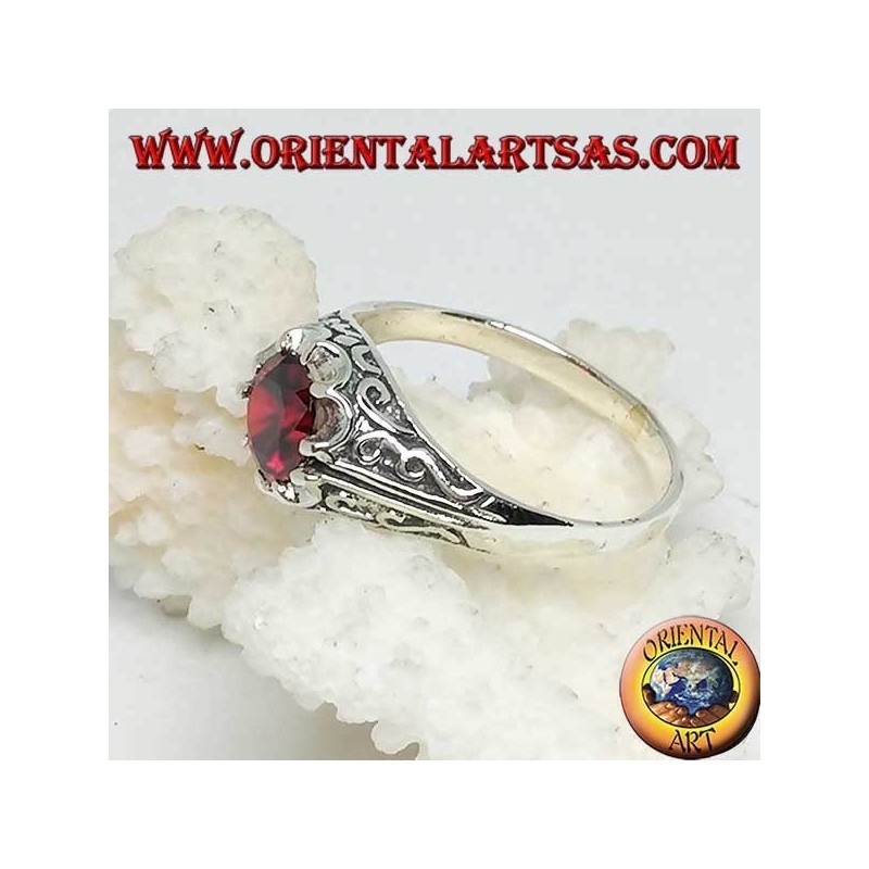 Anillo de plata con incrustaciones con circonita color granate