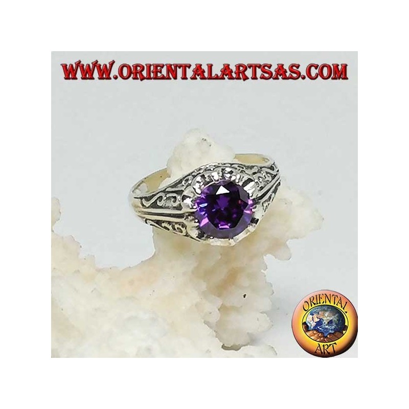 Anillo de plata con incrustaciones con circonita color amatista.