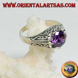 Anillo de plata con incrustaciones con circonita color amatista.
