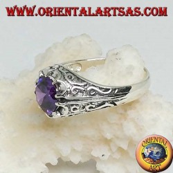 Anillo de plata con incrustaciones con circonita color amatista.