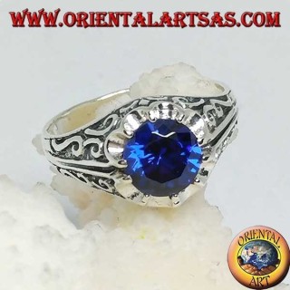 Anello in argento intarsiato con zircone color zaffiro incastonato 