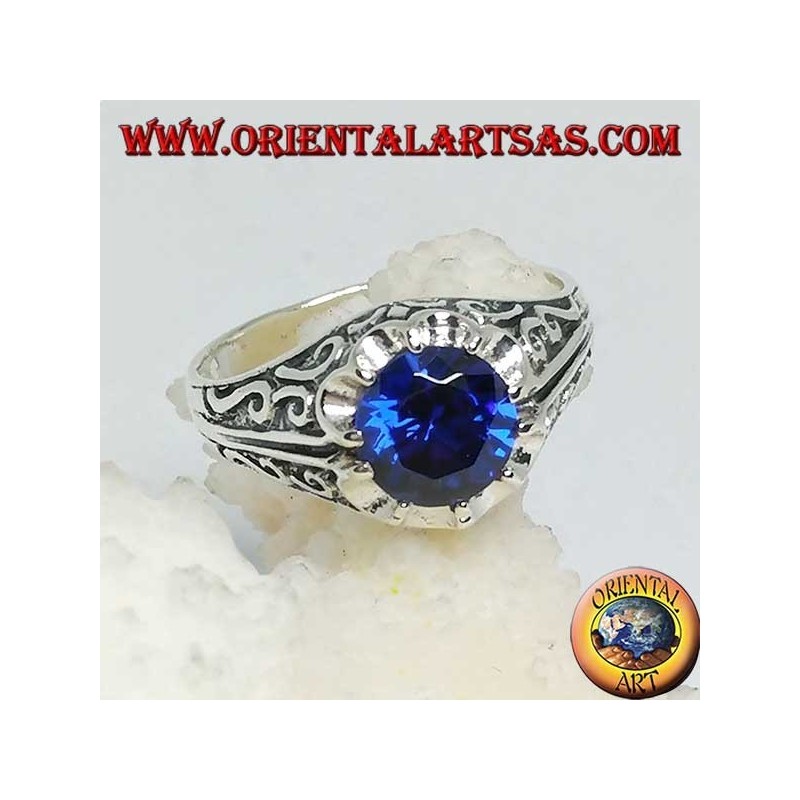 Anello in argento intarsiato con zircone color zaffiro incastonato 